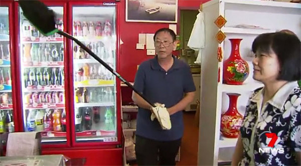 澳洲华裔老店主徒手夺枪，以一敌二惨被打伤！妻子：“6年前也曾有刀架在我脖子上！”（视频） - 18
