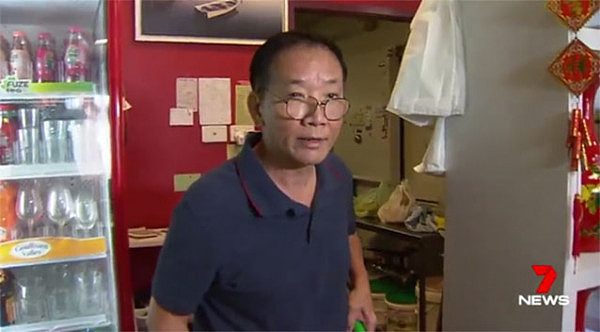 澳洲华裔老店主徒手夺枪，以一敌二惨被打伤！妻子：“6年前也曾有刀架在我脖子上！”（视频） - 17