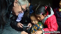 美国经济学家罗斯高测试中国农村幼童的认知能力（受访者提供）