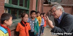 美国经济学家罗斯高和中国农村儿童 (受访者提供)