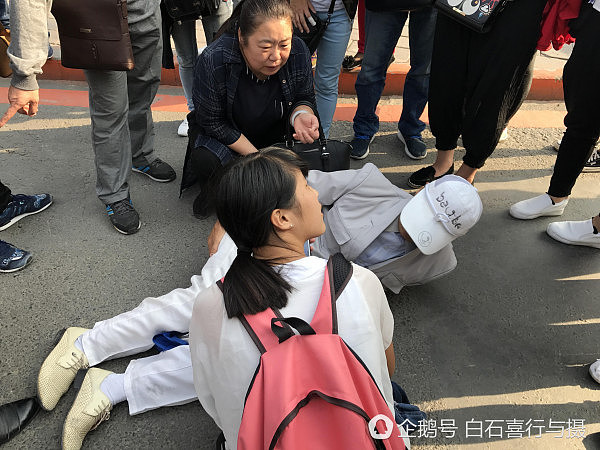 大爷街头摔倒众人不敢扶 20岁女孩挺身而出（图） - 1