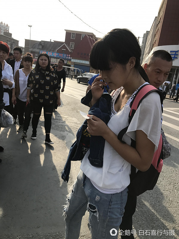 大爷街头摔倒众人不敢扶 20岁女孩挺身而出（图） - 6