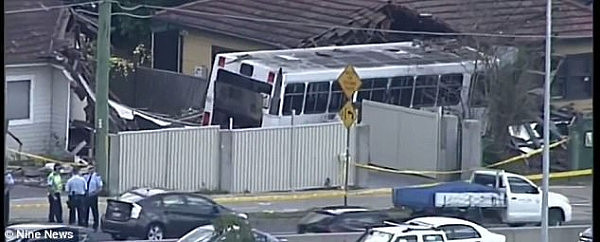 悉尼公交司机醉酒驾驶，连撞民宅3人受伤， 酒精浓度超标10倍！（视频） - 2