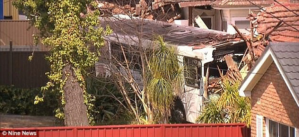 悉尼公交司机醉酒驾驶，连撞民宅3人受伤， 酒精浓度超标10倍！（视频） - 3
