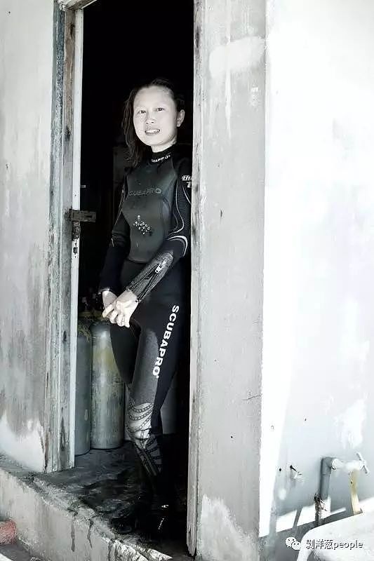 身着潜水服的徐海燕，她喜欢自己酷酷的样子。受访者供图