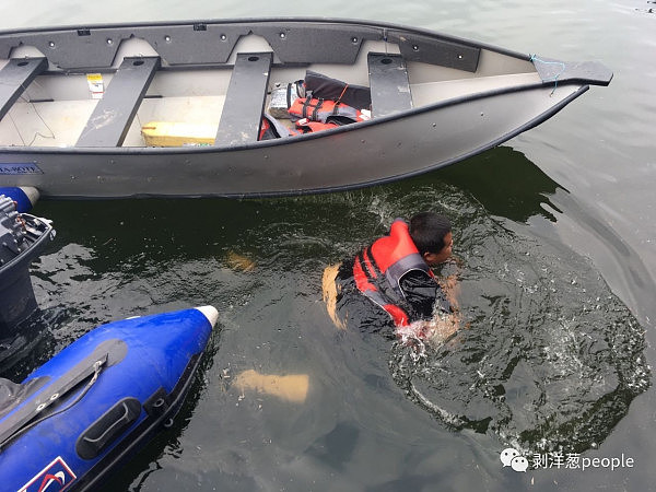 搜救队员跳入水中进行作业。新京报记者罗芊 摄