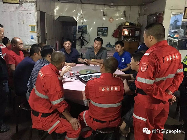  9月12日晚，方励在制定搜救计划。新京报记者罗芊 摄