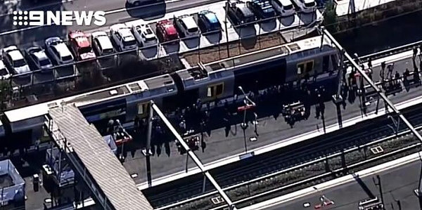 汽车冲上铁轨致使火车停运！悉尼城铁大面积延误 旅客滞留站台（图） - 3