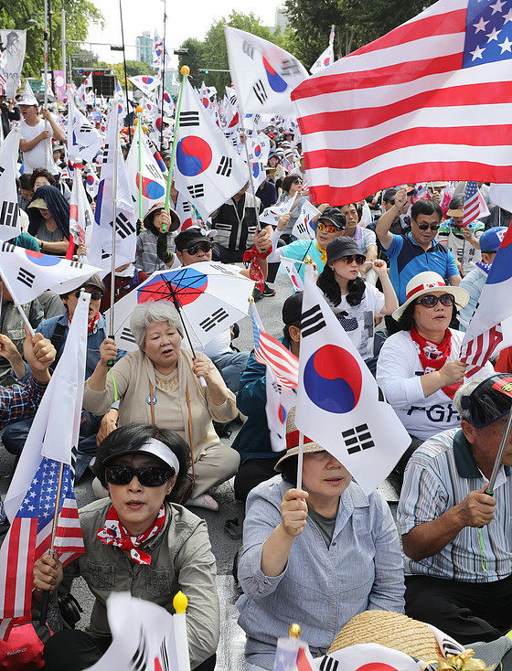 韩国民众街头集会 举星条旗高呼“释放朴槿惠”(组图) - 1