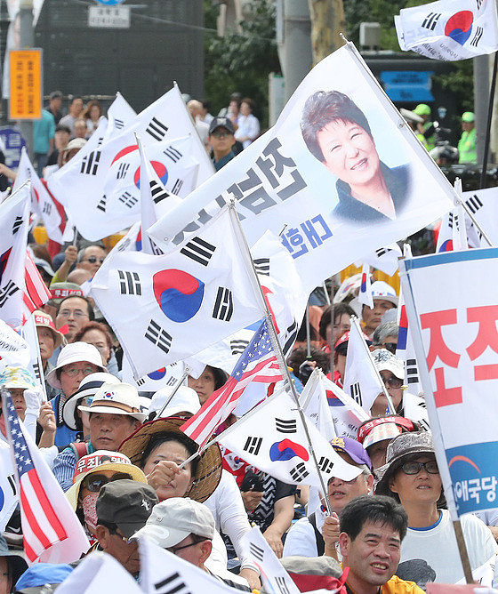 韩国民众街头集会 举星条旗高呼“释放朴槿惠”(组图) - 2