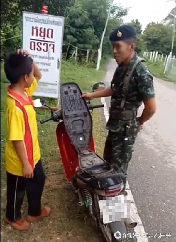 泰国10岁小男孩骑摩托车飙车被抓 现场罚背乘法口诀（组图） - 1