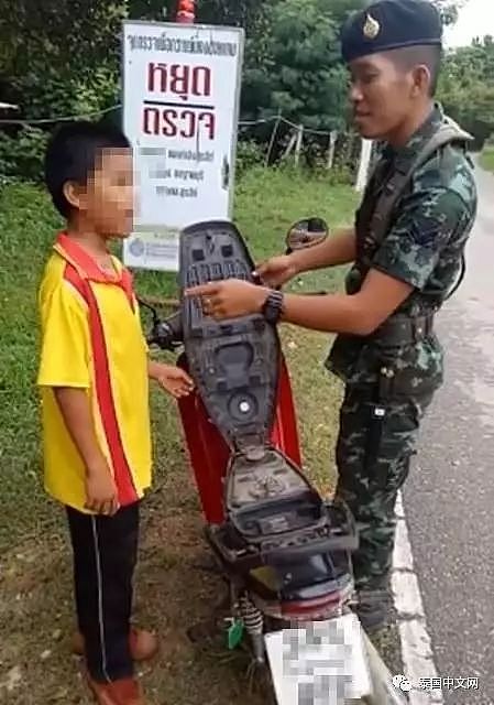 泰国10岁小男孩骑摩托车飙车被抓 现场罚背乘法口诀（组图） - 2