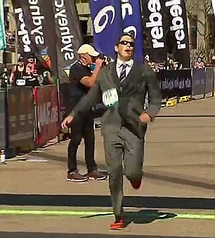 澳洲小哥稳！穿三件套正装跑马拉松，还顺便破了吉尼斯记录！（视频） - 2