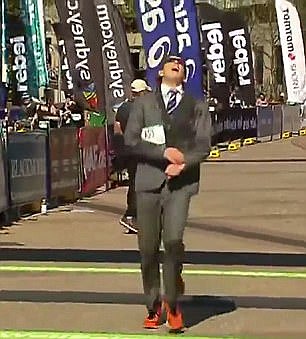 澳洲小哥稳！穿三件套正装跑马拉松，还顺便破了吉尼斯记录！（视频） - 3