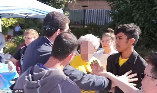 悉尼大学校园内上演全武行 同性婚姻支持者及反对者大打出手（视频） - 2