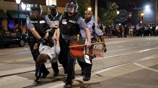 圣路易斯抗议持续第三天 警察逮捕80多人(图) - 1