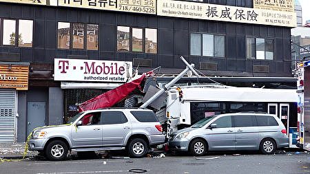 纽约惨烈车祸监控曝光：高速撞击 火花四溅(组图) - 4