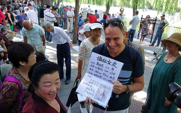 老外在中国为儿子举牌征婚 想帮他找个中国女友（组图） - 1