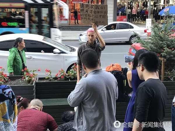 外国驴友在中国摆摊卖旅行照：一张照片有人给100元，小哥1小时赚千元（组图） - 1