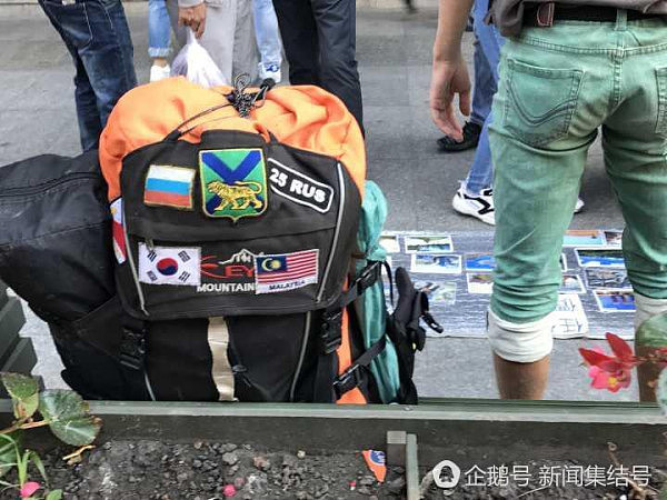 外国驴友在中国摆摊卖旅行照：一张照片有人给100元，小哥1小时赚千元（组图） - 2