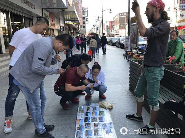 外国驴友在中国摆摊卖旅行照：一张照片有人给100元，小哥1小时赚千元（组图） - 4