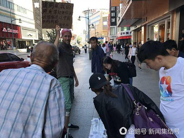 外国驴友在中国摆摊卖旅行照：一张照片有人给100元，小哥1小时赚千元（组图） - 5