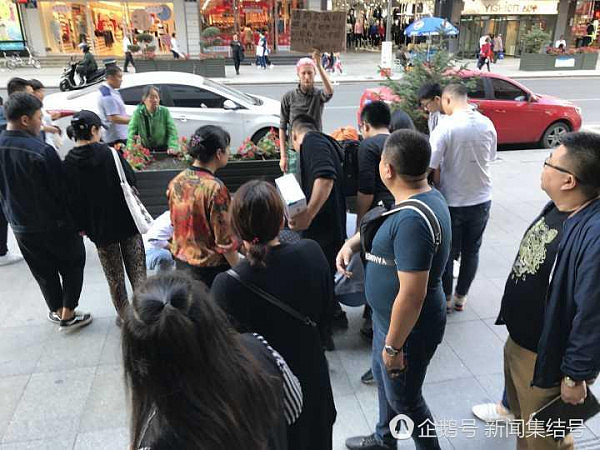 外国驴友在中国摆摊卖旅行照：一张照片有人给100元，小哥1小时赚千元（组图） - 8