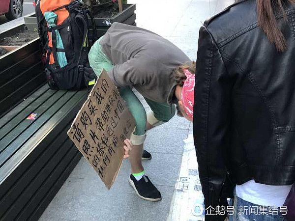 外国驴友在中国摆摊卖旅行照：一张照片有人给100元，小哥1小时赚千元（组图） - 10