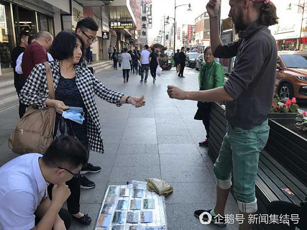 外国驴友在中国摆摊卖旅行照：一张照片有人给100元，小哥1小时赚千元（组图） - 13