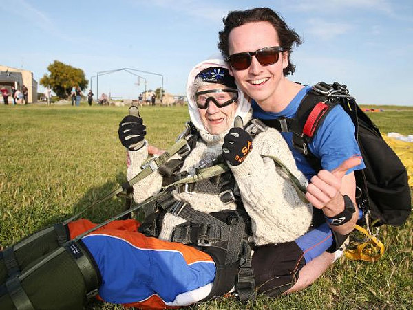 101岁澳洲老奶奶为慈善跳伞！纵身一跃成为世界最年长跳伞者 - 3