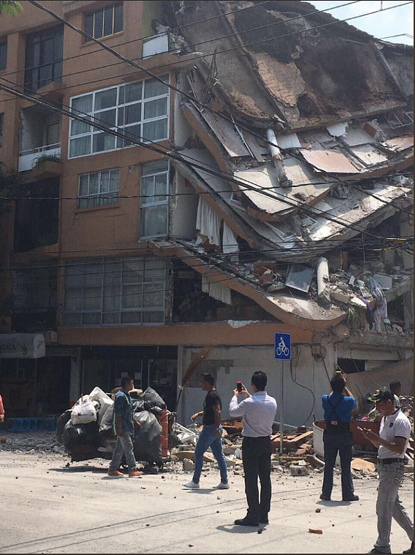 墨西哥中部发生7.1级地震 多处建筑倒塌已造成138人遇难（组图） - 8