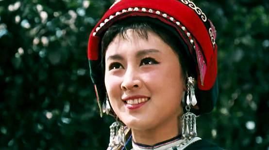 60年代第一美人，中国影坛至今无人能及，她疯了丈夫不离不弃
