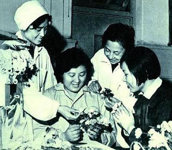 60年代第一美人，中国影坛至今无人能及，她疯了丈夫不离不弃