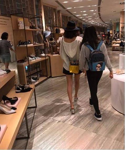 章子怡带继女小苹果逛街买鞋，但网友注意力全在章子怡腿上