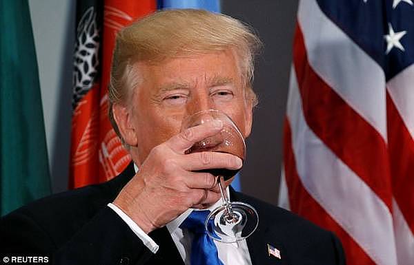 从不喝酒的特朗普在联合国“破戒”？猜猜酒杯里的液体到底是啥 - 1