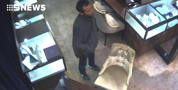 亚裔男子在悉尼CBD珠宝店行窃 偷走价值30万刀的5克拉裸钻（视频） - 4