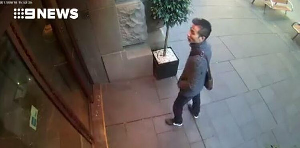 亚裔男子在悉尼CBD珠宝店行窃 偷走价值30万刀的5克拉裸钻（视频） - 3