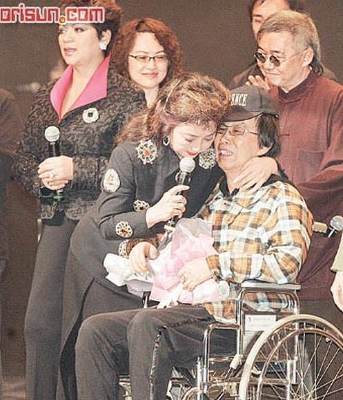 天王级的歌手，却因车祸断送前程，如今被老婆遗弃住在养老院
