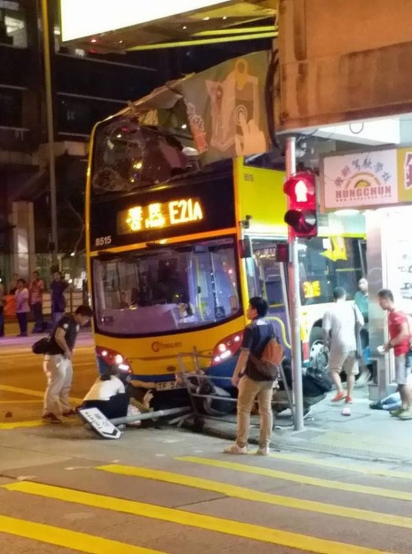香港一巴士失控撞向路边人群 已致3死22伤(图) - 1
