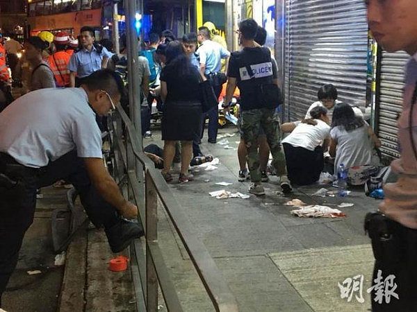 香港一巴士失控撞向路边人群 已致3死22伤(图) - 2