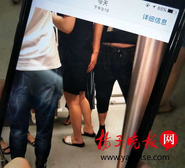男子在地铁猥亵女生 被乘客拍下照片取证（图） - 1