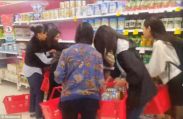 禁止代购买奶粉？亚裔妈妈抱着孩子买奶粉，竟被Big W店员一把夺下！（组图+视频） - 11
