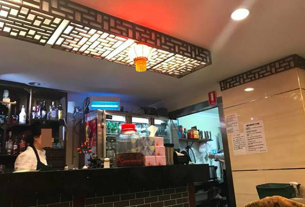 中国游客在悉尼著名中餐馆吃出蟑螂！当事人：“店家不但不道歉，还说我们给中国人丢脸！”老板娘：“吃得那么干净，想免单，怎么可能？” - 5