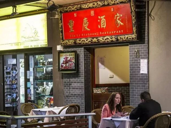 中国游客在悉尼著名中餐馆吃出蟑螂！当事人：“店家不但不道歉，还说我们给中国人丢脸！”老板娘：“吃得那么干净，想免单，怎么可能？” - 7