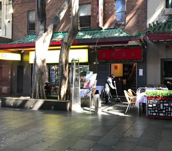 中国游客在悉尼著名中餐馆吃出蟑螂！当事人：“店家不但不道歉，还说我们给中国人丢脸！”老板娘：“吃得那么干净，想免单，怎么可能？” - 11
