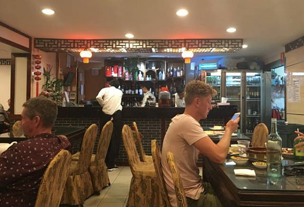 中国游客在悉尼著名中餐馆吃出蟑螂！当事人：“店家不但不道歉，还说我们给中国人丢脸！”老板娘：“吃得那么干净，想免单，怎么可能？” - 14