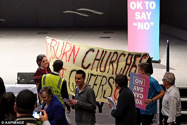 澳婚姻同盟活动现场闯入示威者 女同当众拥吻、打出横幅，公然抗议！ - 6