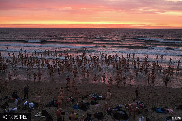 秋日海水刺骨 英国数百男女集体裸泳（组图） - 1