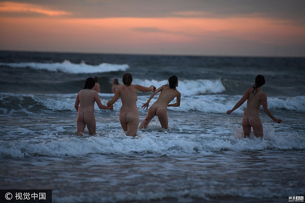 秋日海水刺骨 英国数百男女集体裸泳（组图） - 2