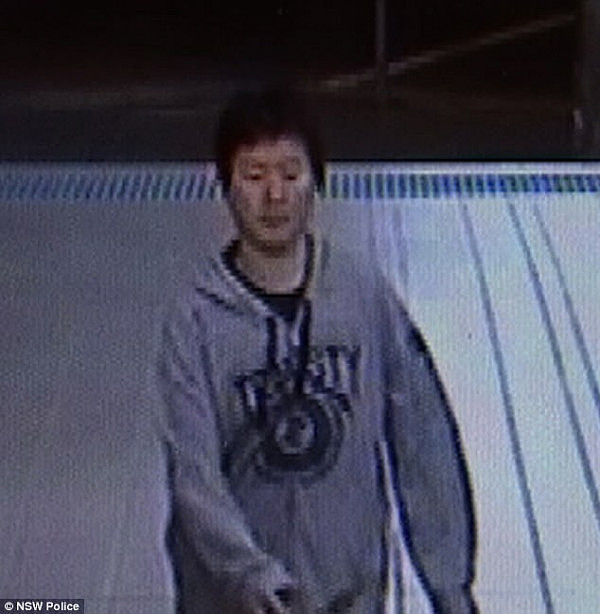 44AFC35B00000578-4915942-Police_are_searching_for_a_man_who_is_pictured_wearing_a_grey_ho-a-19_1506300111342.jpg,0